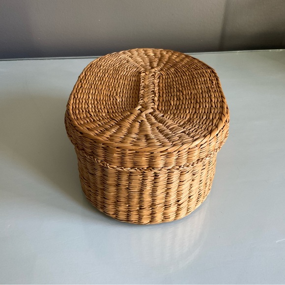 Vintage Sweetgrass Oval Lidded Basket - Picture 4 of 8